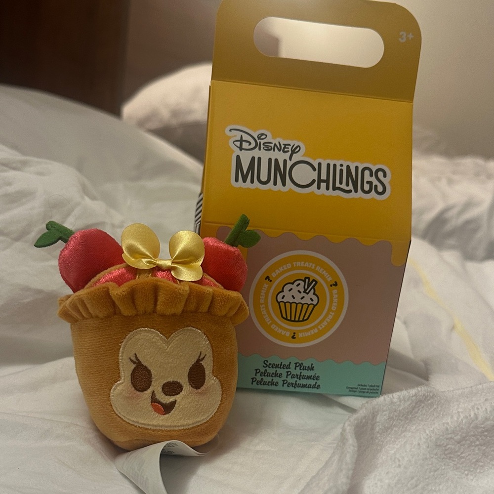 Disney Munchlings Plush Baked Treat Remix Minnie Mouse Cherry Tart